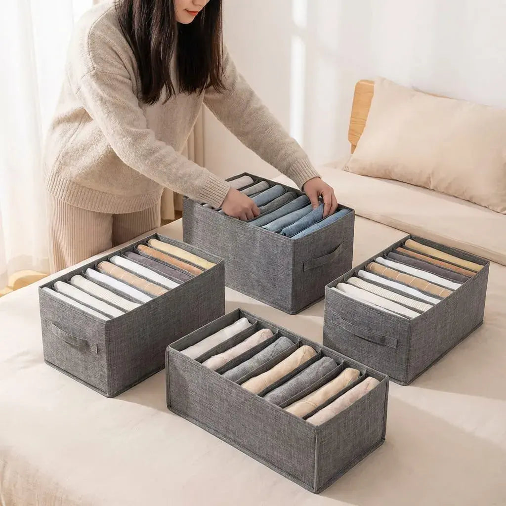 Caja organizadora de ropa plegable con tapa, ideal para closet y almacenamiento en el hogar. Diseño práctico y funcional.