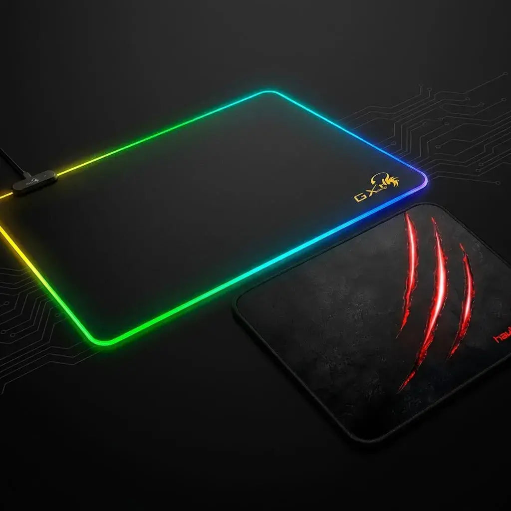 Combo gamer con Mouse Pad RGB Genius GX-Pad 300S y almohadilla antideslizante adicional, ideal para mayor precisión y estilo en tu setup.