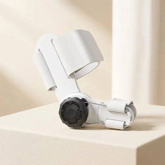 Corrector de juanete ajustable con sistema de 3 puntos en silicona y PVC. Diseño cómodo y regulable para soporte diario.