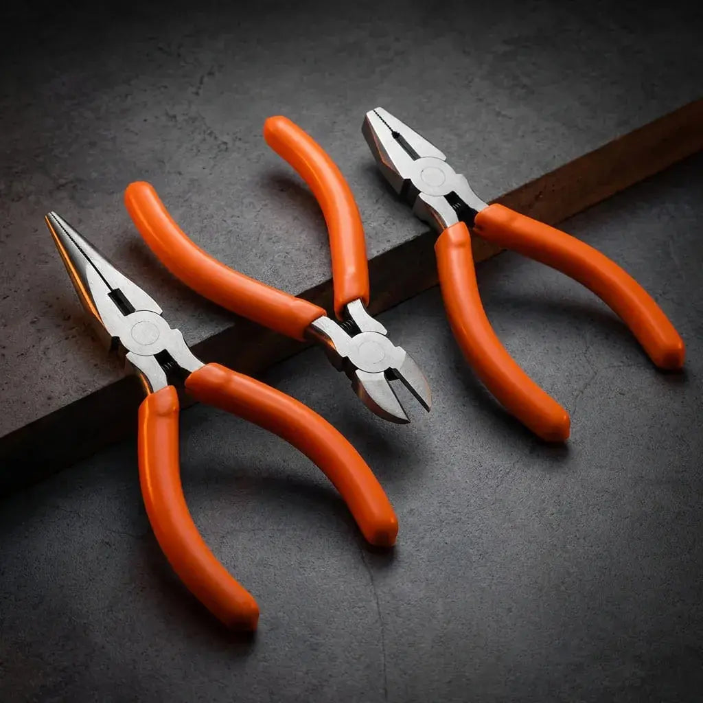Set de 3 alicates mini de precisión en acero inoxidable, ideales para trabajos eléctricos, corte de cables y reparaciones en espacios reducidos.