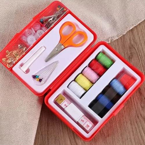 Kit de costura portátil en estuche con hilos, agujas, tijeras y accesorios básicos. Ideal para viajes y reparaciones rápidas en cualquier lugar.