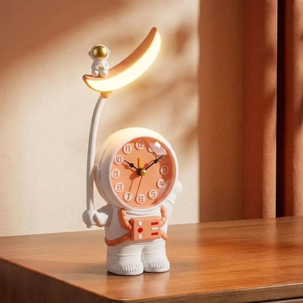 Lámpara de mesa con diseño de astronauta y reloj despertador digital LED. Ideal para habitación, escritorio o regalo original.