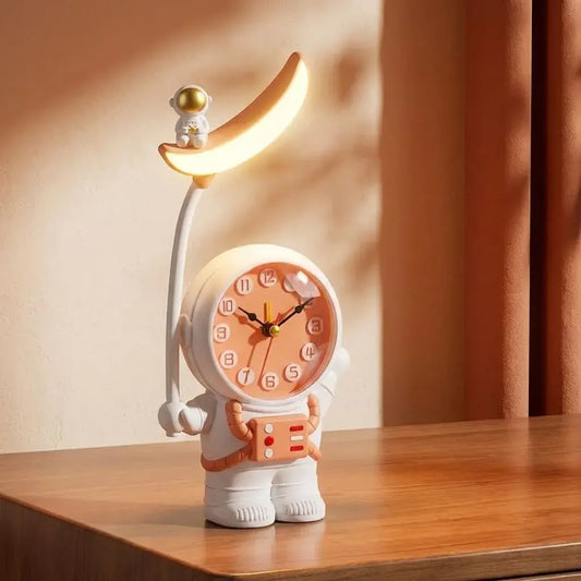 Lámpara de mesa con diseño de astronauta y reloj despertador digital LED. Ideal para habitación, escritorio o regalo original.