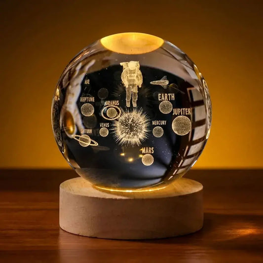 Esfera de cristal 3D con sistema solar y base LED multicolor USB. Decoración moderna ideal para hogar, oficina o regalo especial.