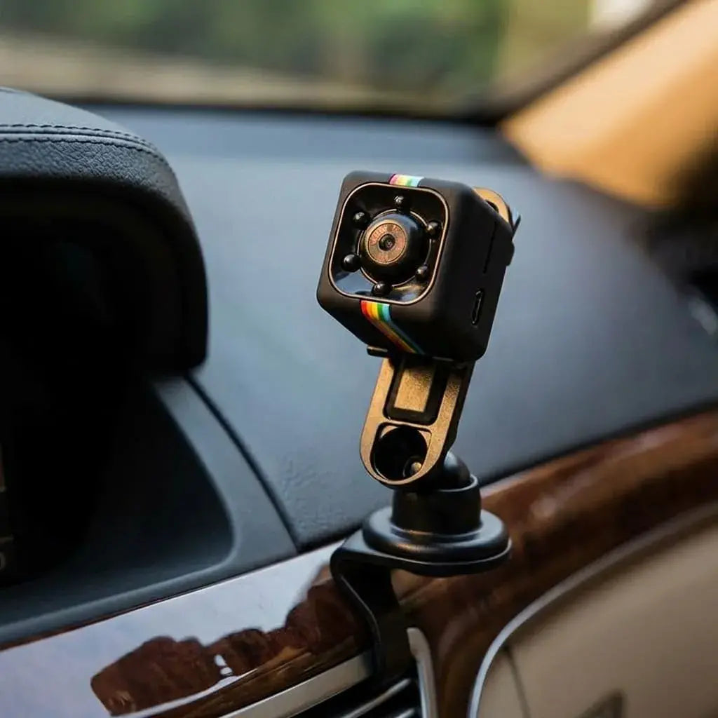 Mini cámara de seguridad portátil con visión nocturna IR. Compacta, ligera y práctica para monitoreo en interiores y uso discreto.