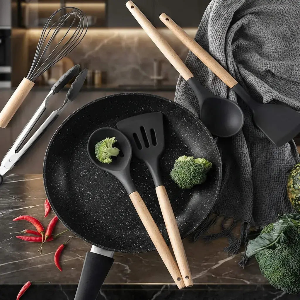 Set de 12 utensilios de cocina en silicona con mango de madera y base organizadora. Ideales para cocinar sin rayar superficies.