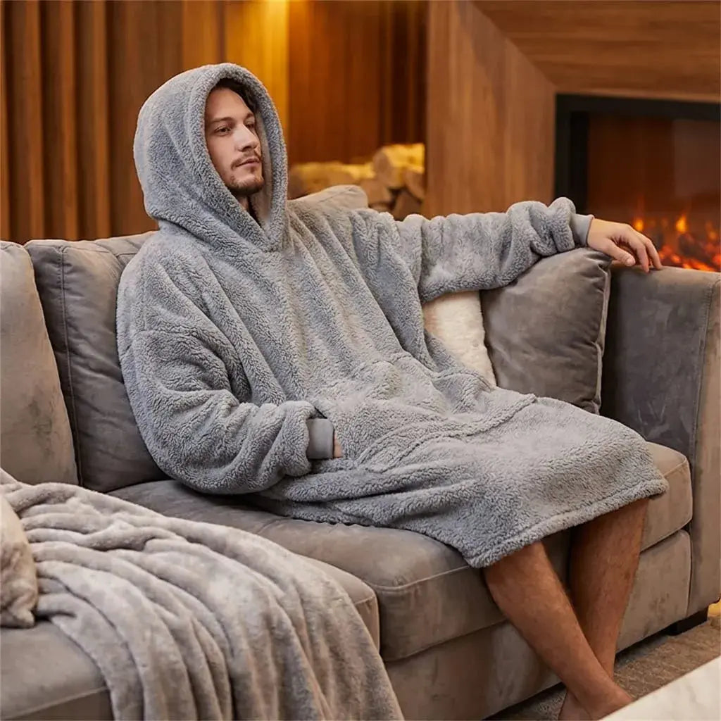 Sudadera manta oversize con capucha y bolsillo frontal, forro polar doble cara, talla única unisex. Ideal para clima frío y uso en casa o exteriores.